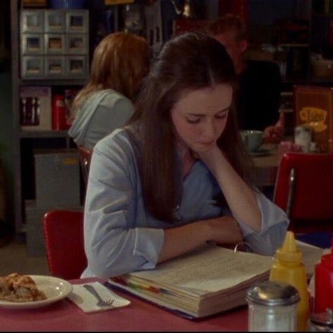 that's so haute on Twitter: "Rory Gilmore is the role model for 2020… " Gilmore Girls Episodes, Studying Girl, Babette Ate Oatmeal, Luke's Diner, Gilmore Girl, Virtual Class, Spencer Hastings, I Love Cinema, Rory Gilmore