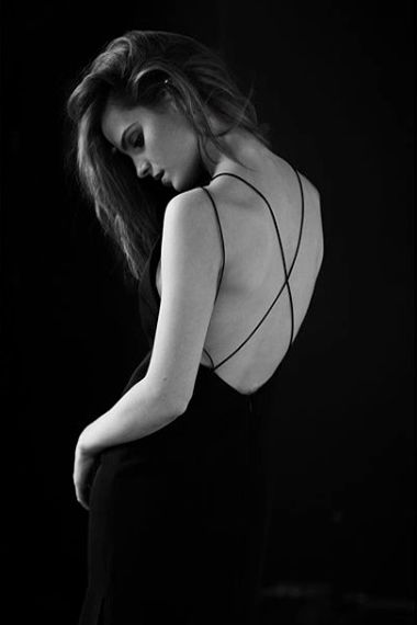 Shotting Photo, Photographie Portrait Inspiration, Black And White Photograph, Foto Tips, Model Poses Photography, Foto Poses, Photography Poses Women, Black And White Portraits, Female Poses