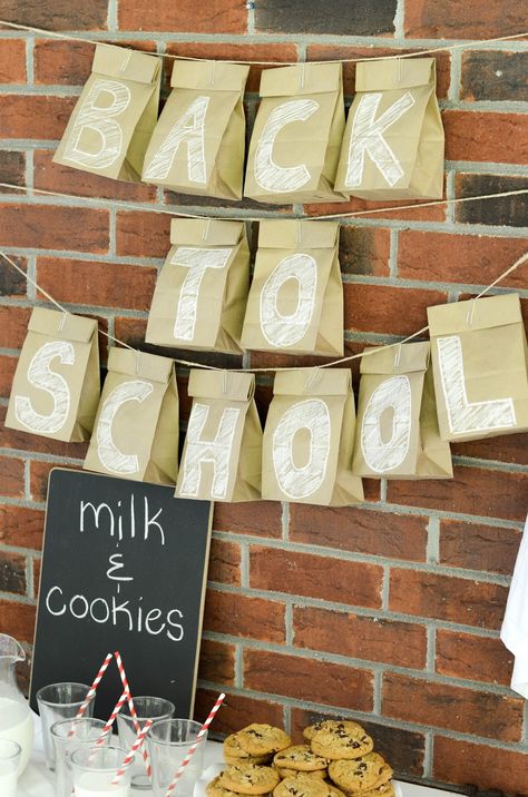 Back to School Kid's Party Vintage School Decor, Graduation Poster, Decoration Vitrine, School Breakfast, Cookies And Milk, School Displays, Back To School Night, Back To School Party, School Theme