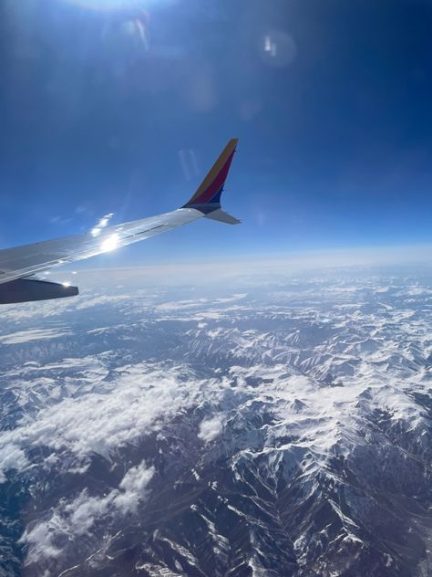 Looking out a plane window at snow-capped mountains with a blue sky in Colorado. Denver Colorado Snow, Denver Colorado Winter, Denver Colorado Aesthetic, Denver Aesthetic, Denver Snow, Colorado Aesthetic, Travel Plane, Snow Capped Mountains, Aesthetic Snow