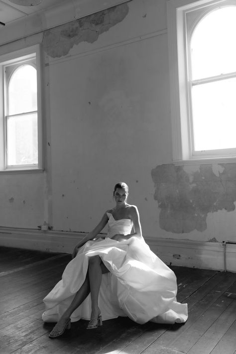 Vogue Fashion Photography Inspiration, Modern Bride Photoshoot, Wedding Dress Vogue, Stylized Wedding Photoshoot, Editorial Bridal Photography, Bridal Editorial Photoshoot Studio, Bridal Dress Photoshoot, Bride Studio Photoshoot, Bridal Studio Photoshoot