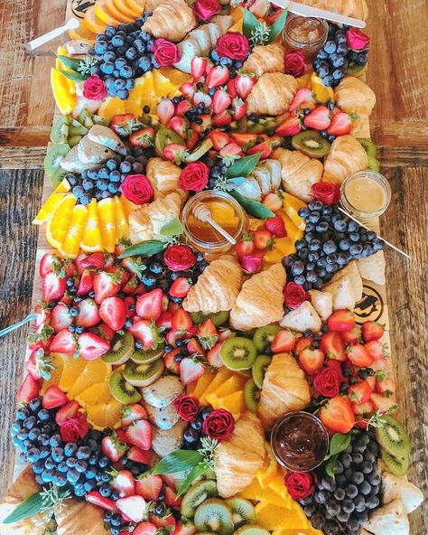 Breakfast Brunch Table Ideas, Pastry Charcuterie Board Ideas, Breakfast Grazing Platter, Breakfast Charcuterie Table, Breakfast Grazing Table, Mom Brunch, Breakfast Charcuterie Board, Brunch Pastries, Charcuterie Board Wedding