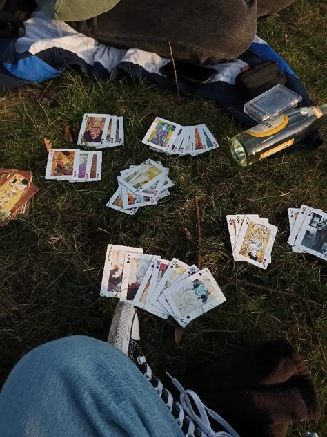 playing cards summer aesthetic friends Summer Adventure Aesthetic, Summer Phone Aesthetic Ideas, Playing Aesthetic, Playing Cards Aesthetic, Friends Playing Games, Summer Road Trip Aesthetic, Summer Aesthetic Friends, Slasher Summer, Summer Bingo