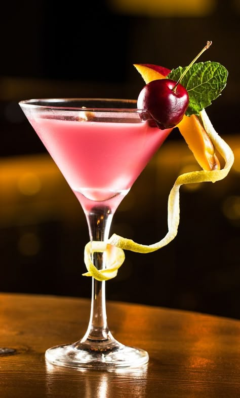 Pink Lady Cocktail, Pink Drink Recipes, Brazil Food, Drink Garnishing, Mixed Drinks Alcohol, Cocktail Garnish, Unique Cocktails, Classic Cocktail, Pink Drinks