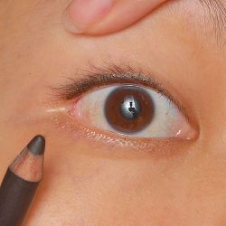 How To Tightline Eyes - wikiHow Tightline Eyes, Invisible Eyeliner, Tightlining Eyes, Bumps Under Eyes, Hooded Eye Makeup Tutorial, Makeup Over 50, Eyeliner For Beginners, Firming Eye Cream, Dry Skin Patches