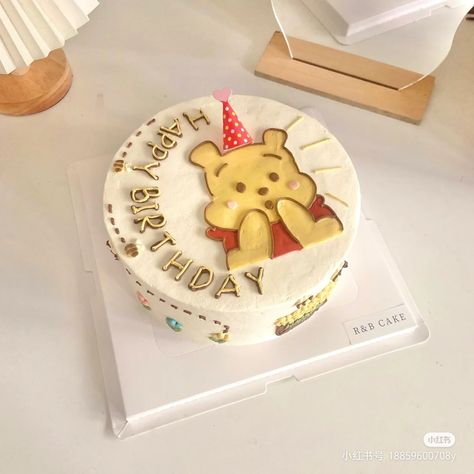 Winnie The Pooh Bento Cake, Easy Winnie The Pooh Cake, Birthday Cake Winnie The Pooh, Winnie Pooh Cake, Classic Winnie The Pooh Cake, Winnie The Pooh Birthday Cake, Pooh Birthday Cake, Kue Disney, Birthday Cake Gift