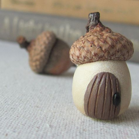 Miniature Acorn House - would be a cute addition to a fairytale glitterhouse scene. Acorn Fairy House, Acorn Fairy, House Pic, Walnut Art, Acorn House, Tiny Fairy, Clay Fairy House, Acorn Crafts, Nut House