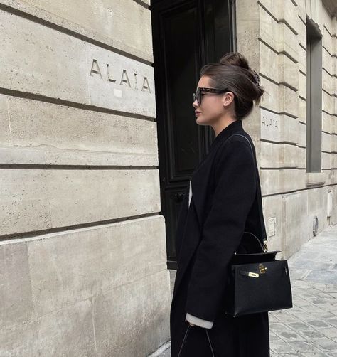 @mimmilundblad / chic / minimal / neutral / black / outfit / Hermes Kelly / bag Hermes Kelly 25, Classy Outfits For Women, Hermes Kelly Bag, Kelly Bag, Modieuze Outfits, Anine Bing, Elegantes Outfit, Street Style Chic, All Black Outfit