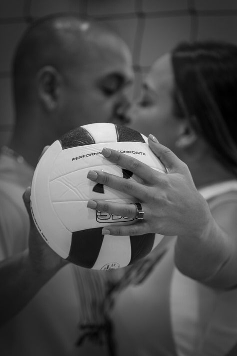 Volleyball Wedding #volleyball #volleyballwedding #blackandwhite #sportwedding Volleyball Engagement Photos, Volleyball Couple Goals, Wedding Volleyball, Volleyball Wedding, Volleyball Couple, Volleyball Crafts, Volleyball Photography, Football Poses, Volleyball Photos