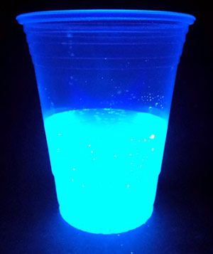 Explore glow-in-the dark water ....tonic water glowing under ultraviolet black light. Light Experiments, Stem Club, Glow Water, Water Experiments, Home Science, Kitchen Science, Glow Tonic, Stem Activity, Science Activity