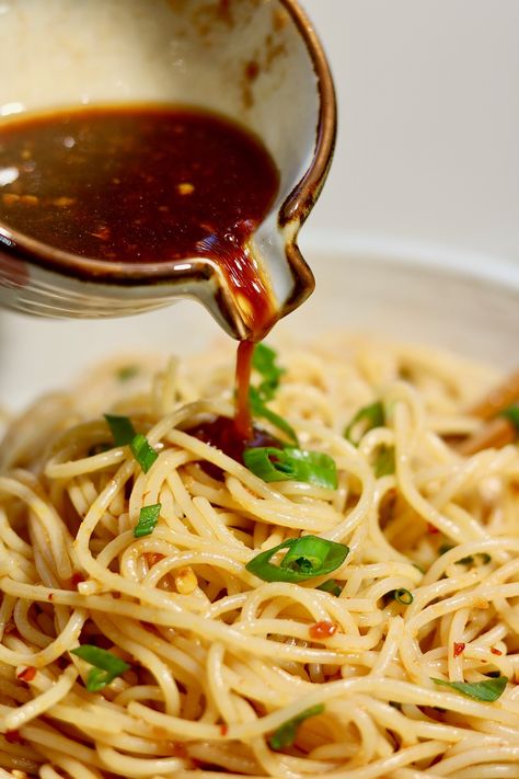 Spicy Sauce For Noodles, Spicy Noodle Sauce, Spicy Garlic Noodles, Chickpea Vegan, Noodle Sauce, Spicy Noodle, Asian Noodle Recipes, Noodle Recipes Easy, Ramen Noodle Recipes