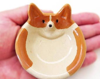 Small nuts bowl of corgi shape!　pottery corgi Corgi Ceramic, Pottery Animals, Air Dry Clay Projects, Clay Bowl, Polymer Clay Diy, Clay Art Projects, Diy Clay Crafts, Polymer Clay Projects, Small Bowl