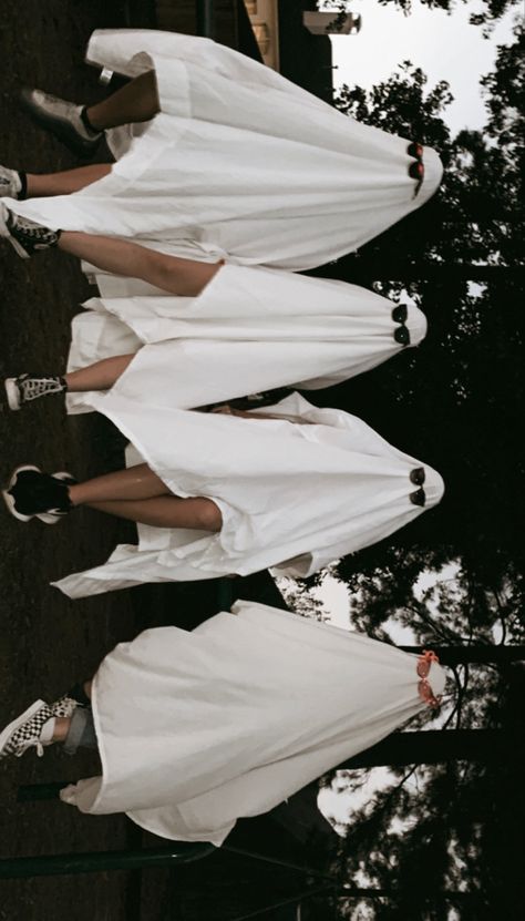 Ghost Photoshoot Aesthetic Friends, Viral Ghost Photoshoot, Group Ghost Photoshoot, Ghost Photoshoot Ideas Funny, Ghost Friends Photoshoot, Ghost Trend Photoshoot Friends, Sheet Photoshoot Photo Ideas, Sheet Ghost Photoshoot, Ghost Photoshoot Ideas