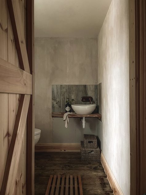 Lime Plaster Walls Interiors, Old Plaster Walls, Plaster Walls Diy, Wabi Sabi Bathroom, Plaster Wall Texture, Waterproof Plaster, Plastered Walls, Lime Plaster, Seagrass Baskets