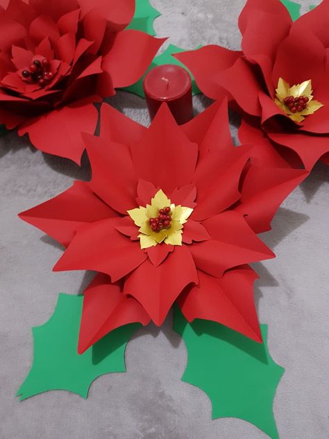 Flor de noche buena por Mevis Idalia Tree Skirts, Christmas Tree Skirt, Christmas Tree, Holiday Decor, Tableware, Christmas