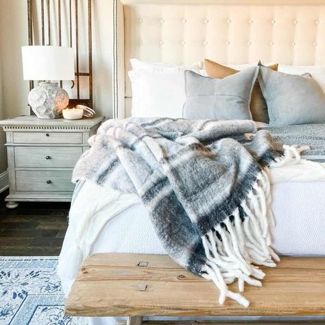 31 Cozy Grey Bedroom Decor Ideas for a Relaxing Room Grey Bedroom Decor Ideas, Gray Tufted Headboard, Cozy Grey Bedroom, Light Gray Bedroom, Relaxing Room, Gray Bedroom Walls, White Coverlet, White Wall Bedroom, White Bedspreads