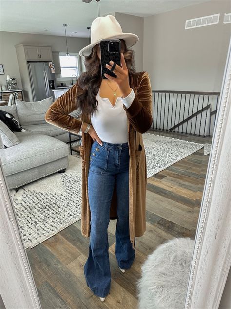 Denim Flares Outfit, Velvet Cardigan Outfit, Western Dinner Outfit, Casual Western Outfits For Women, Cardigan And Jeans Outfit, Flare Denim Outfit, Outfits Western Style, Western Fashion Outfits, Duster Cardigan Outfit