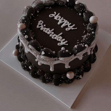 Aesthetic Cake Designs Black, Dark Birthday Cake Aesthetic, Black Cakes Aesthetic, Small Black Birthday Cake, Goth Cakes Birthday, Black Aesthetic Birthday Cake, Black Bday Cake Aesthetic, Cake Birthday Aesthetic Black, Birthday Cake Dark Aesthetic