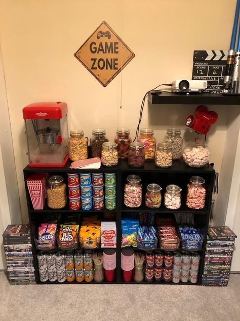 Home Theater Ideas Living Room, Birthday Cake Ideas Aesthetic, Cake Ideas Aesthetic, Cinema Snacks, Cinema Aesthetic, Theatre Aesthetic, Cinema Date, Theater Room Decor, Hangout Room