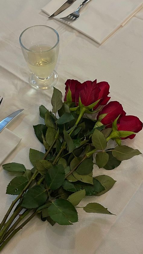 mazzo di rose/bouquet de roses #rose #roses #restaurant #wine #dinner #datenight Roses On Table, Red Roses Aesthetic, Roses Aesthetic, Dozen Red Roses, Wine Dinner, Bouquet Of Roses, Rosé Aesthetic, Rose Bouquet, Dinner Table