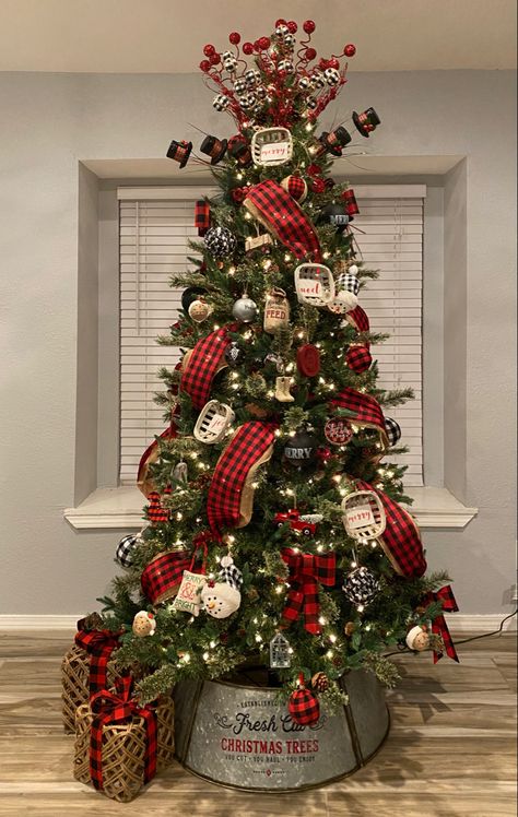 Christmas Tree Ideas With Burlap, Farmhouse Decor Christmas Tree, Simple Rustic Christmas Tree Decorations, Rustic Buffalo Plaid Christmas Tree, Country Rustic Christmas Tree, Christmas Tree Decor Ideas Farmhouse, Buffalo Plaid Tree Christmas Decor, Christmas Tree Farmhouse Decor, Rustic Xmas Tree Ideas