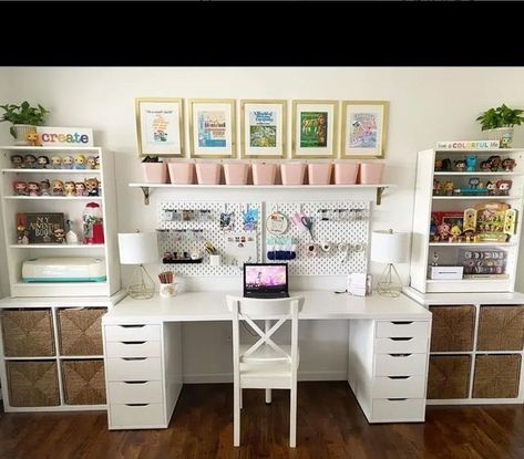 Craft Room Guest Room Combo, Sewing Studios, Office Craft Room Combo, Office Layouts, Craft Room Desk, Scrapbook Room Organization, Craftroom Ideas, Wfh Office, Kids Room Desk