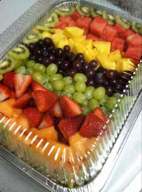 Fruit Tray Designs, Fruit Trays, Fruit Platter Designs, Party Food Buffet, Charcuterie Inspiration, Party Food Platters, Charcuterie Recipes, Fruit Salad Recipes, Snacks Für Party