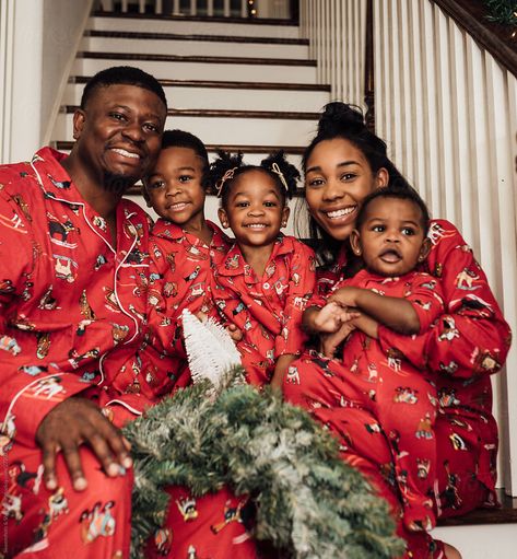 Pictures On The Stairs, Mother Goals, Christmas Pajama Pictures, Family Christmas Pictures Outfits, Family Vibes, Christmas Pictures Outfits, Christmas Baby Pictures, Christmas Family Photoshoot, Xmas Photos