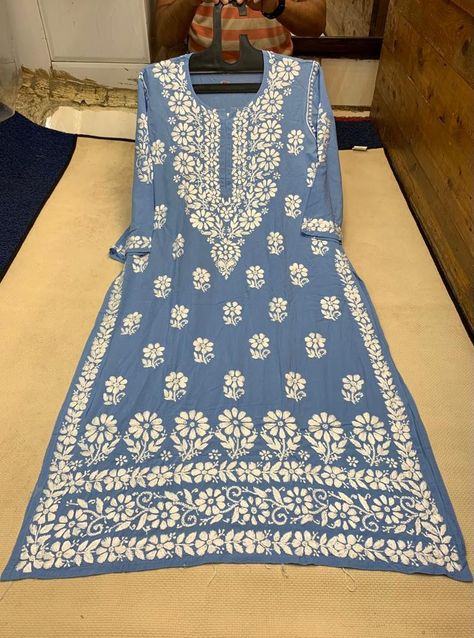 Chikankari kurtis Chickenkari Kurti With Jeans, Chickenkari Kurti, Simple Indian Suits, Indian Suits For Women, Kurti With Jeans, Kutch Work Designs, Hand Embroidery Dress, Print Chiffon Dress, Desi Fashion Casual