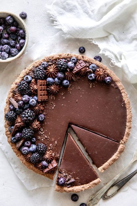 Start March on a sweet note with @delight.fuel’s Blackberry Chocolate Tart! This #vegan and #glutenfree dessert is perfect for weekend relaxation!  .  .  #chocolate #foodpics#foodphotography#baking #chocolate #tarts #chocolatetart #blackberry #berrytart #glutenfreetreats #vegandessert Blackberry Tart, Chocolate Tarts Recipe, Chocolate Pie, Agar Agar, حلويات صحية, Chocolate Tart, Deilig Mat, Chocolate Shavings, Tart Recipes