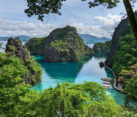 Kayangan lake view deck Philippines Earthly Aesthetic, Philippines Landscape, Kayangan Lake, Beach Philippines, Baguio Philippines, Coron Palawan Philippines, Beach Life Quotes, Philippine Travel, Enchanted Lake