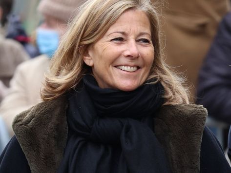 Claire Chazal s'est affichée sur Instagram avec un pantalon plutôt surprenant pour la saison : un jean blanc. Alors comment porter le jean blanc en hiver ? Voici avec quoi elle l'a associé pour être plus stylée que jamais ! Claire Chazal Style, Quoi Porter, Le Respect, Porter, Blazer, Instagram