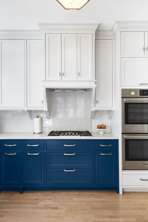 Blue lower and white upper cabinets and a custom hood add visual interest to this modern kitchen. White Upper Cabinets, Model Dapur, Two Tone Kitchen Cabinets, Kabinet Dapur, Blue Kitchen Cabinets, Two Tone Kitchen, New Kitchen Cabinets, Kitchen Hoods, Blue Cabinets