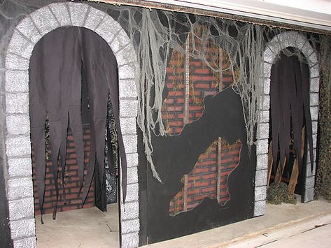 My 2010 Garage Haunt - Page 2 Halloween Garage Walk Through, Halloween Decorations For School, Halloween Dungeon, Blacklight Halloween, Haunted Garage, Decorations For School, Basement Staircase, Halloween Garage, Haunted Maze