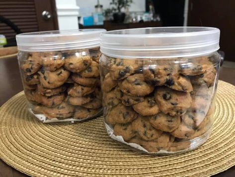 Viral Cookies Ala Famous Amos: You Can Now Make Delicious Chocolate Chip Cookies At Home - KL Foodie Famous Amos Cookie Recipe, Flatbread Crackers, Famous Amos Cookies, Crunchy Chocolate Chip Cookies, Famous Amos, Resepi Biskut, Quick Cookies, Feel Good Food, Roll Cookies