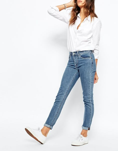 Imagen 1 de Vaqueros pitillo de talle alto 721 de Levi's White Sneakers Outfit, Camisa Jeans, Streetwear Mode, Paris Mode, Sneakers Outfit, Inspired Outfits, Fashion Mode, Looks Style, Outfit Casual