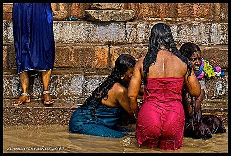 Bathing in the river Godavari on the banks of Rajahmundry city, Andhrapradesh. on the occasion of Pushkaram, an event which occurs every 12 years. Ganga River, Indian Culture And Tradition, Wet Dress, Nauvari Saree, Women Bathing, Varanasi, Indian Beauty Saree, Desi Beauty