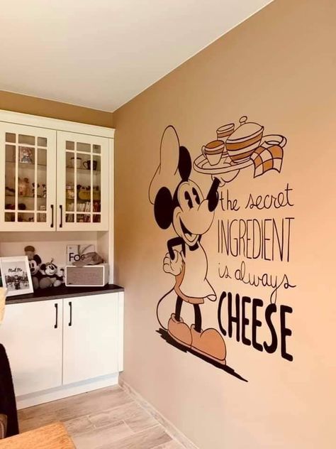 Cartoon Wall Painting Ideas, Disney House Ideas, Cartoon Wall Painting, Simple Wall Paintings, Casa Disney, Mickey Kitchen, Seni Mural, Mickey Mouse Kitchen, Wall Art Tutorial