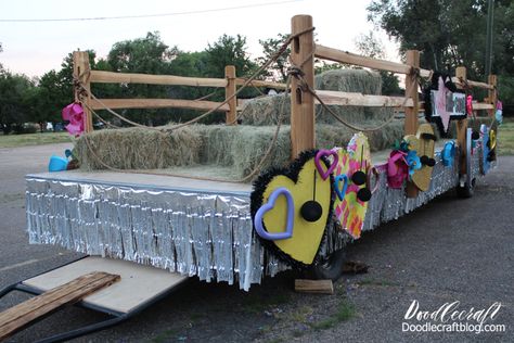 Cowboy Themed Parade Float, Western Theme Parade Float Ideas, Thanksgiving Parade Floats, Parade Float Theme, Beach Floats, Christmas Parade Floats, Homecoming Floats, Stitch Box, Pioneer Day