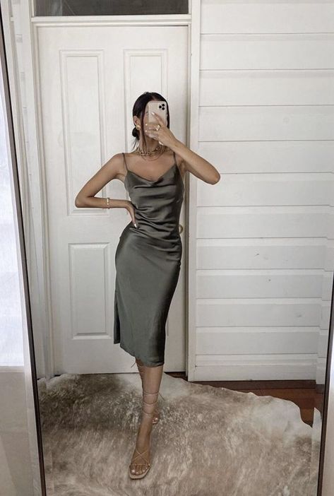 Fan Outfits, Soft Feminine Outfits, Glamouröse Outfits, Lee Yeon, Looks Street Style, Grad Dresses, Khaki Dress, Feminine Outfit, Dresses To Wear To A Wedding