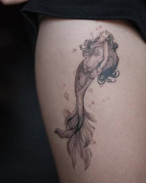 Mermaid tattoo on the thigh. Swimming Mermaid Tattoo, Mermaid Hip Tattoo, Selkie Tattoo, Tattoo On The Thigh, Mermaid Thigh Tattoo, Vintage Mermaid Tattoo, Mermaid Sleeve Tattoos, Tattoo Mermaid, Stingray Tattoo