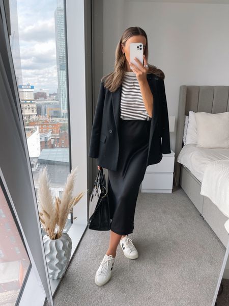 Business Casual Outfits Midi Skirt, Aritzia Midi Skirt, Business Casual Slip Skirt, Work Wear Skirt, Black Satin Midi Skirt Outfit Casual, Styling A Black Satin Midi Skirt, Styling Silk Midi Skirt, Black Midi Skirt Fall Outfit, Midi Black Skirt Outfit Casual