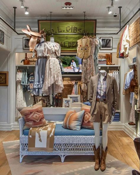 Fall Store Window Displays, Online Boutique Business, Fashion Window Display, Country Boutique, Clothing Store Interior, Store Design Boutique, Store Window Displays, Boutique Display, Clothing Displays