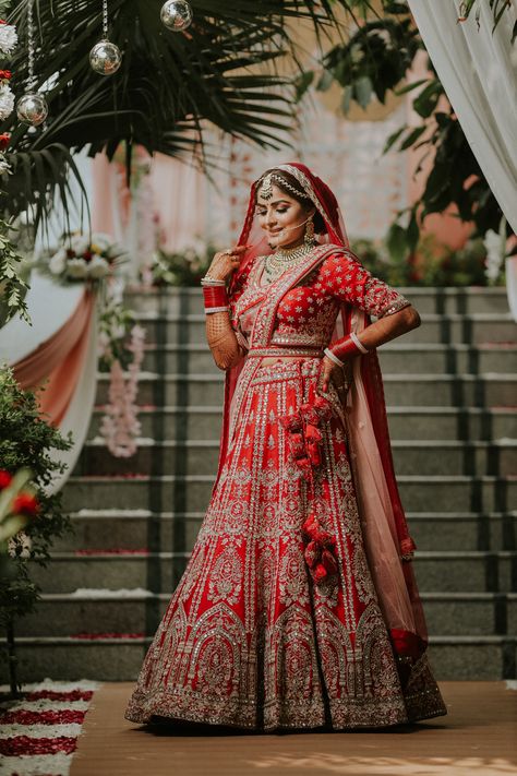 Bridal Outdoor Shoot, Bride Single Poses Indian, Wedding Bride Poses Bridal Portraits, Bride Photo Poses Bridal Portraits, Outdoor Bride Photoshoot, Bridal Single Poses, Bridal Solo Poses, Muslim Bride Poses, Bridal Shoot Poses Indian