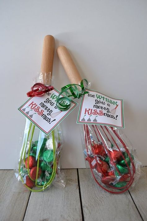 Quick Christmas Gifts, Merry Kissmas, Wire Whisk, Christmas Gift Basket, Christmas Crafts For Gifts, Navidad Diy, Cute Christmas Gifts, Christmas Gift Baskets, Hershey Kisses