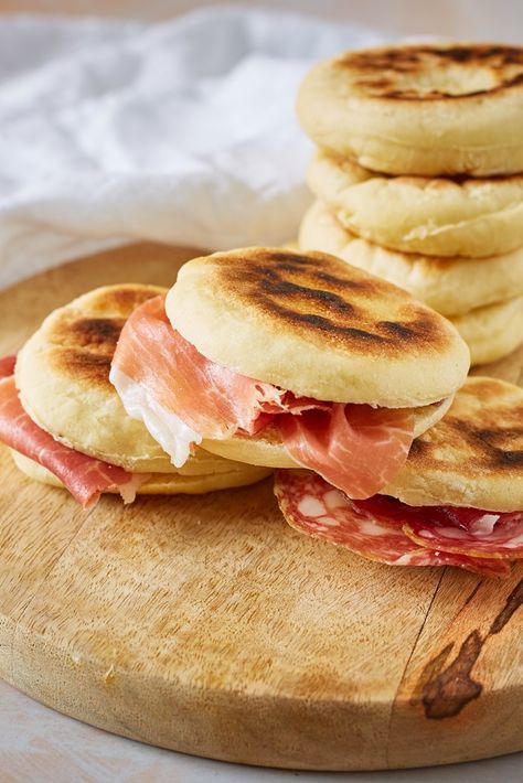 Tigelle Bread Recipe, Great Italian Chefs Recipes, Toasted Sandwich Recipes, Tandoori Roti, Italian Menu, Italian Sandwich, Grilled Halloumi, Italian Breakfast, Italian Meats