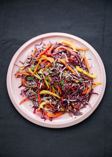 We love Nigella Lawson's sweet and sour slaw from Simply Nigella. It's a bright tangle of colour that feeds a crowd and has enough zing in it to bring a table of cold cuts to life. Delicious! Simply Nigella, Mojito Recept, Carrot Slaw, Vegan Coleslaw, Sesame Dressing, Food Network Canada, Dairy Free Eggs, Feel Good Food, Slaw Recipes