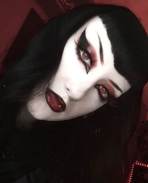 Vamp Makeup, Maquillage Goth, Goth Makeup Looks, Trad Goth Makeup, Goth Eye Makeup, Dark Makeup Looks, Fall Grunge, Vampire Makeup, Alt Makeup