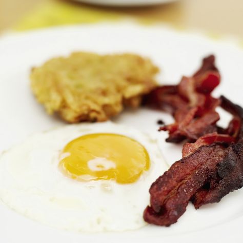 Close-up of a fried egg with bacon and hash browns on a plate Egg And Grapefruit Diet, Chicken Honey, Grapefruit Diet, Bacon Eggs, Bacon And Eggs, Diet Breakfast, Diet Challenge, Healthy Meals For Two, Breakfast Items