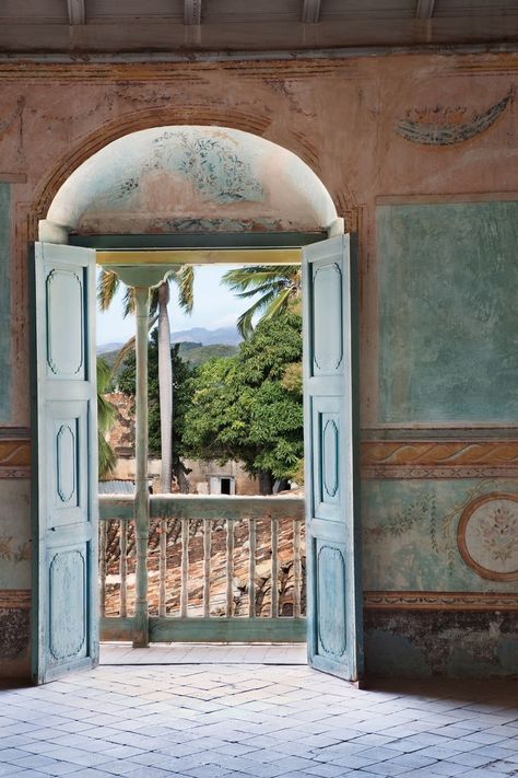 Cuban Decor, Havana House, Cuban Architecture, Havana Vieja, Trinidad Cuba, Hall Of Mirrors, Wall Colour, Casas Coloniales, Cuba Travel